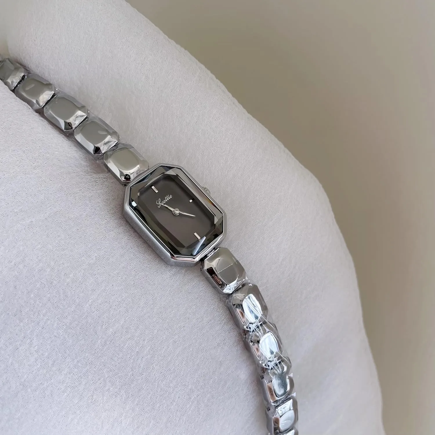 Fashion Dainty Ladies Quartz Watches Ladies Gift Luxury Women??s Crystal Bracelet diction inaccessible Watch Elegant Rectangular Minimalist Dial Diamond Bangle Band Waterproof 