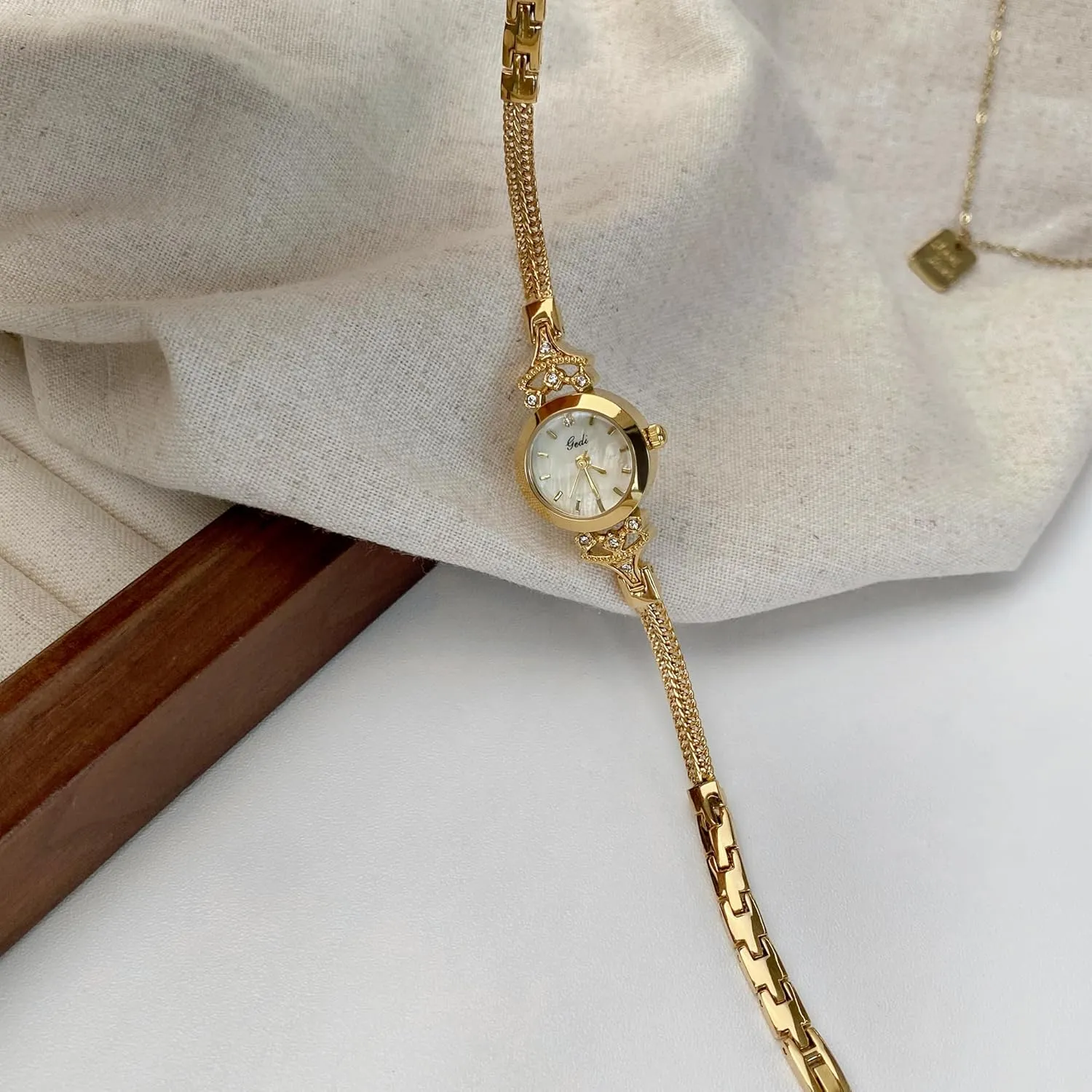 Ladies Wrist Watch CARLIEN Sanskrit generous essential pliable similar electrician Womens Small Elegant Simple Luxury Rhinestone Pearl Dial Quartz Watch Lightweight Alloy Steel Mesh Strap Fashion 