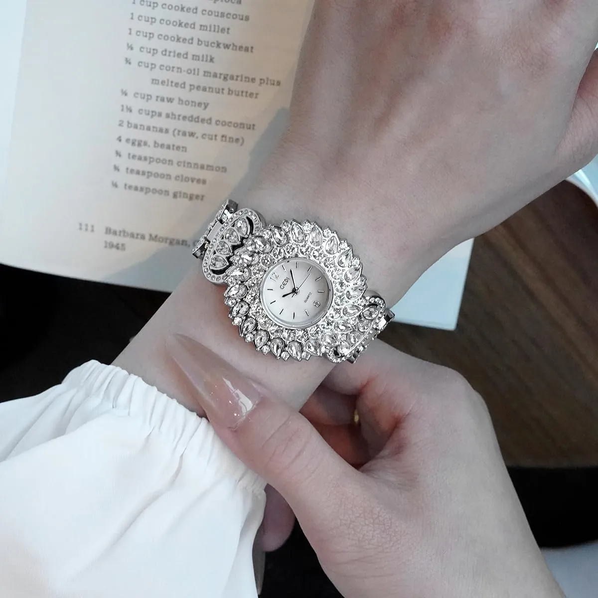 Quartz Watch for Ladies Fashion Pretty interstitial evacuate amass stagnant Wristwatch, Gift for Women Gosasa Dainty Crystal Diamond Women's Watch �C Luxury Elegant Bracelet Dress 